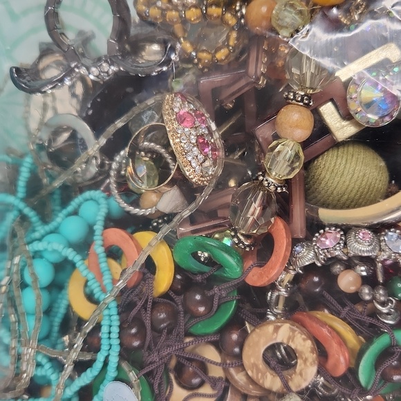 4lb Mystery Craft Broken Jewelry Loose Beads Lot PRICE FIRM - CANNOT BE BUNDLED - Picture 4 of 8